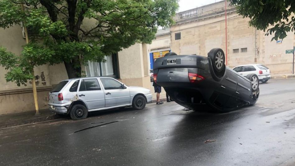 El Renault volcado y el VW Gol con un impacto en su parte trasera.
