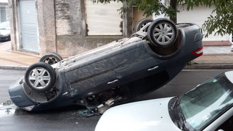 Chocó contra un auto  y luego volcó