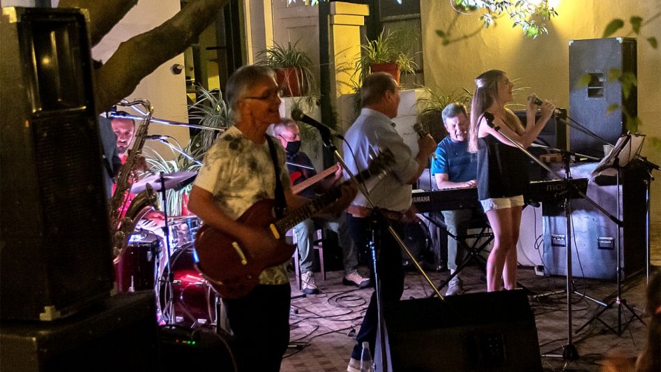 El año culminó de la mejor manera: con un recital de Peso Neto en el patio de la Camelias, en Casa Ronco.  GENTIELZA SOFÍA INZA. 