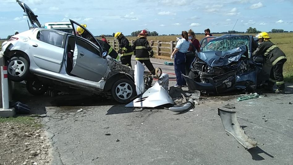 Grave choque frontal entre dos autos