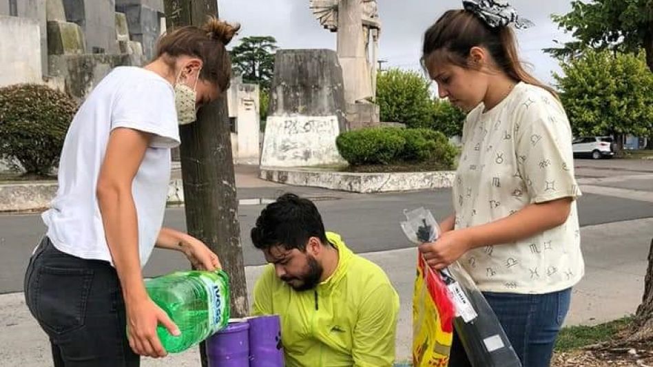 Nos querés ayudar: Rellenando con alimento y agua los comederos/bebederos y aportando por Mercado Pago, Alias: HUELLITAS.AZUL.MP, CVU: 0000003100009476609360.