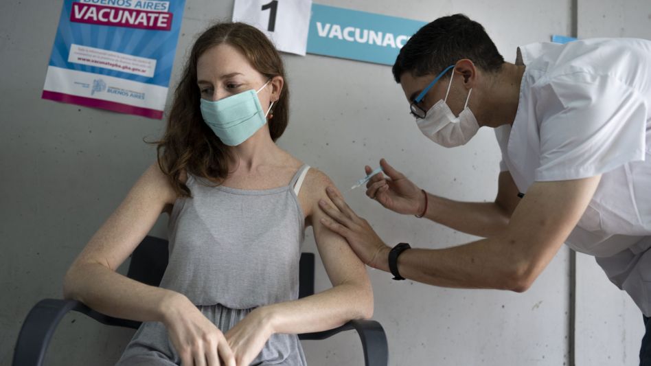 Convocan a voluntarios para recibir vacuna de refuerzo contra el coronavirus y participar de estudio