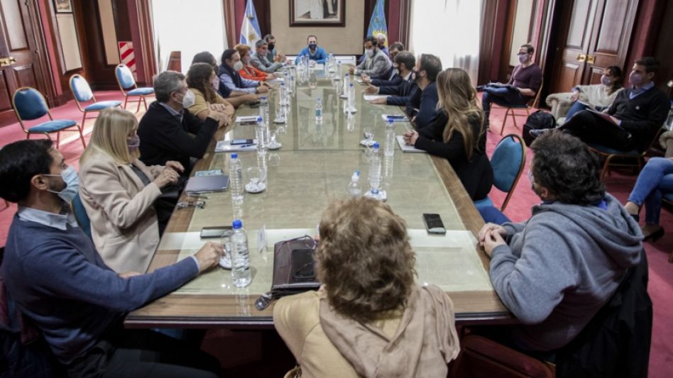 El Gobierno bonaerense convocó a paritarias a estatales y docentes