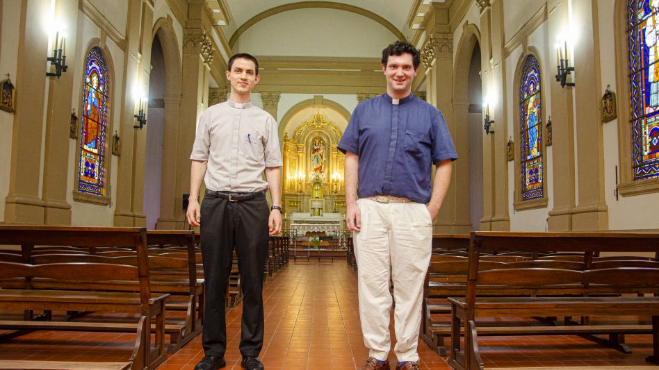 En la capilla Nuestra Señora del Rosario en el seminario, Francisco Molfesa y Tomás Rodríguez, los flamantes diáconos.   FOTO NACHO CORREA   