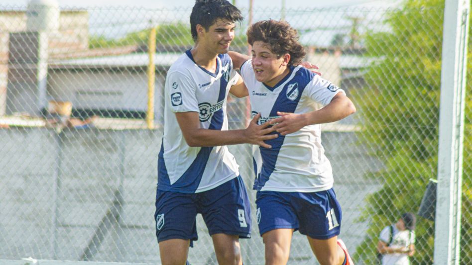 En el inicio de la jornada, la Sub 16 de Cemento goleó por 4 a 1 a Boca. En la imagen Facundo Irigoyen festeja uno de sus goles. NACHO CORREA