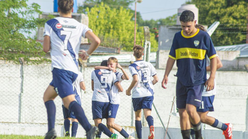 Matías Marchisio celebra su gol ante el elenco ?Xenieze?.