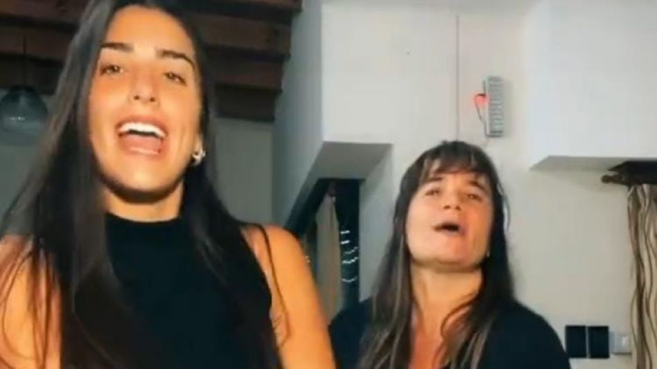 Flor, junto a su mamá la profesora de danzas Marta Mele. 