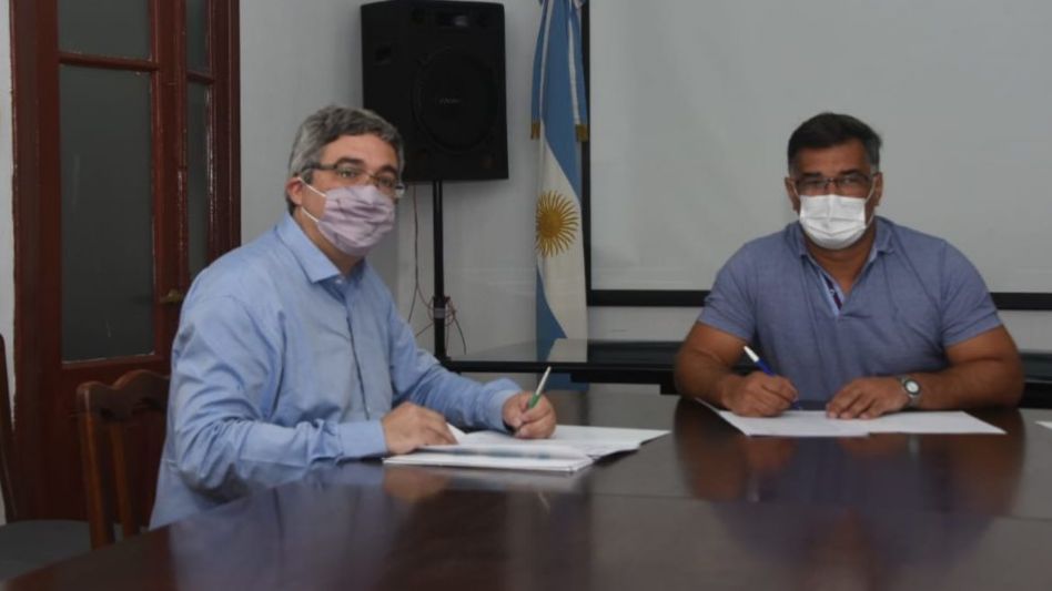 El ministro de Desarrollo Agrario de la provincia de Buenos Aires, Javier Rodríguez, firmó un convenio con el intendente de Ramallo, Gustavo Perié. DIB