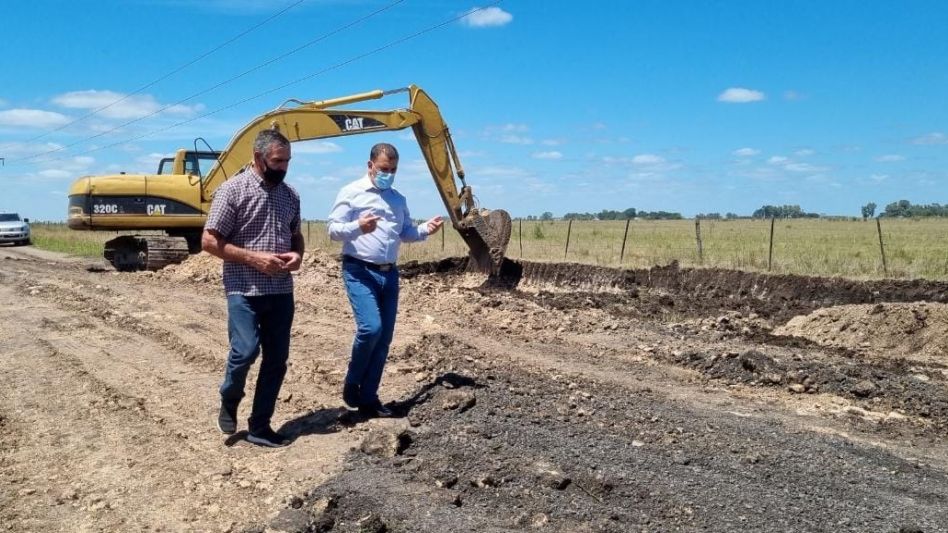 El intendente Hernán Bertellys  y el director de Vialidad Urbana, Rural e Hidráulica Jorge Sarasola constataron ayer los trabajos que se está realizando en la Avenida Mujica. PRENSA MUNICIPAL  