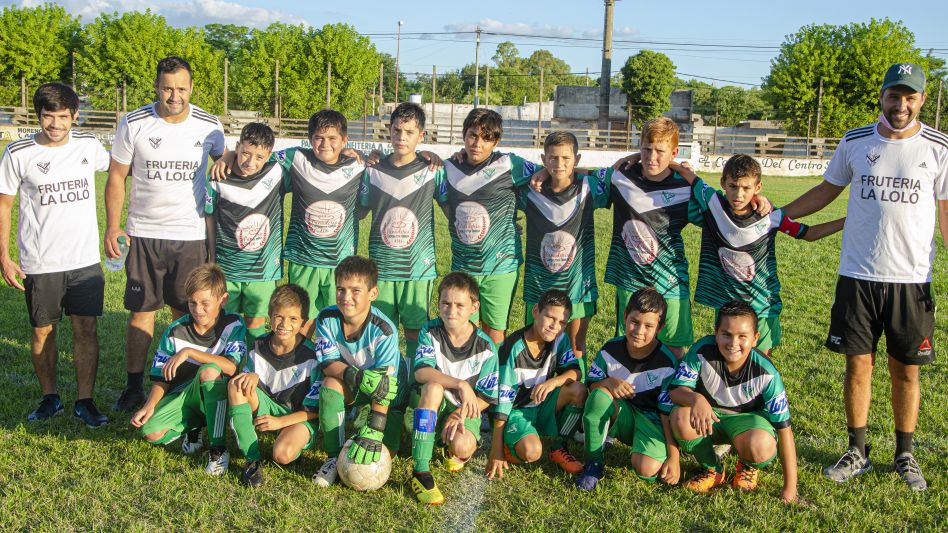  Luego de la suspensión de la jornada el pasado miércoles por las lluvias, el Torneo Juvenil Nocturno que organizan los clubes afiliados a la Liga de Fútbol de Azul retornó el lunes a la actividad ofi