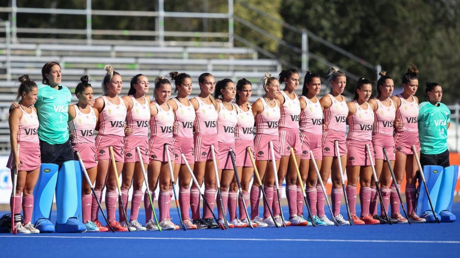 La azuleña Clara Barberi integra el plantel de Las Leonas. De derecha a izquierda, es la primera. Foto: gentileza CAH. 