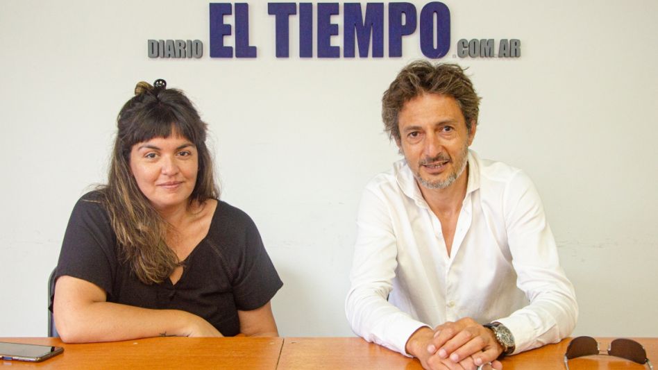 Hernández, Director de Turismo de la Municipalidad de Benito Juárez, junto a una empleada de la dependencia. El funcionario habló con este diario y explicó los alcances de la 