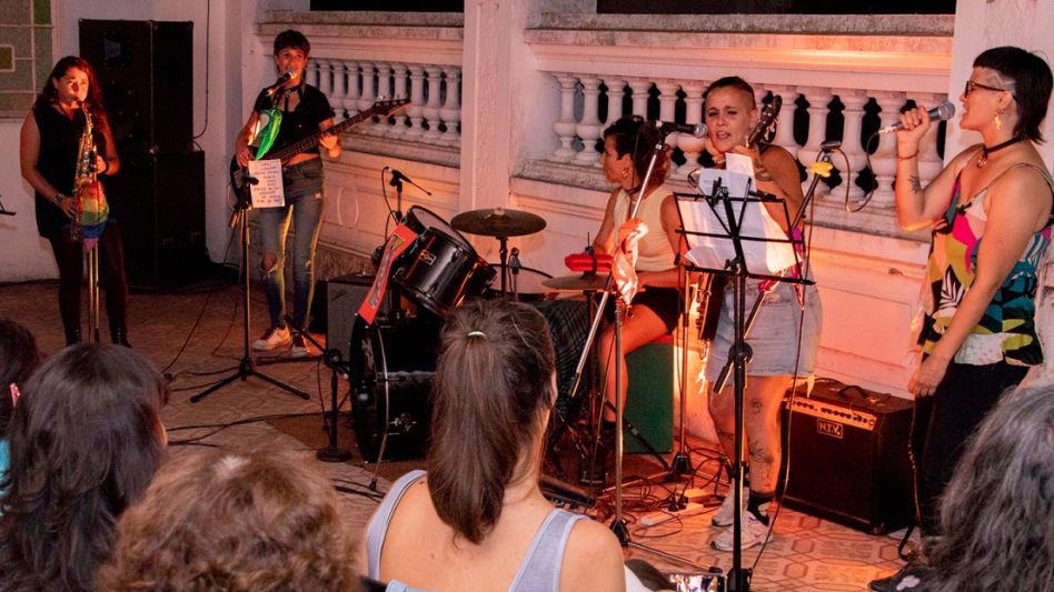 Las chicas se presentaron el viernes por la noche en Casa Malharro, acompañadas por un público que las estimuló y las halagó con aplausos. FOTO GENTILEZA LUCAS TEDESCO