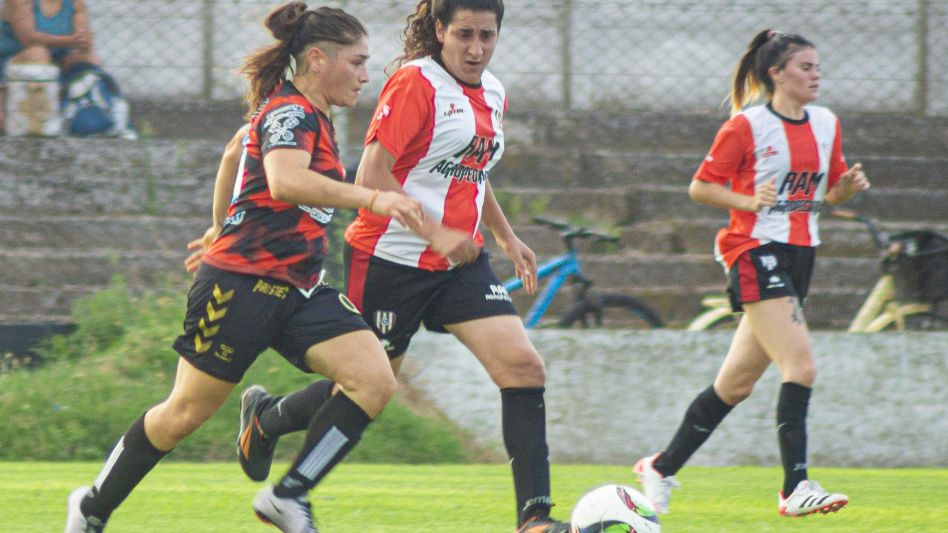 Porteño se quedó con los puntos del partido ante River tras la mala inclusión de la jugadora Manuela Soraya Ferreyra, quien en la imagen domina el balón. Foto: archivo Nacho Correa.