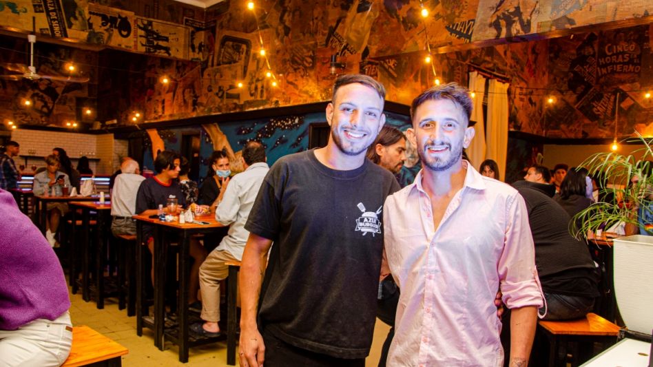 Momentos inolvidables de la cálida noche que le dio marco a la inauguración de Azul Burguer, el viernes. FOTOS NACHO CORREA