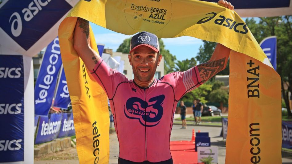 El triatleta Emmanuel Iodice, al igual que en la edición anterior, se impuso en el Triatlón Series Olímpico de Azul, y logró su segundo triunfo consecutivo en nuestra ciudad. Foto: gentileza ISSports.