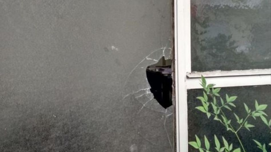Olavarría: rompieron la ventana del bloque del Frente de Todos a piedrazos