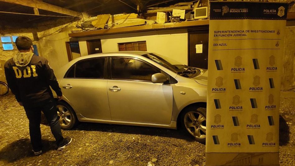 Un hombre de 37 años y otro de 30 fueron aprehendidos en este procedimiento policial, que incluyó el hallazgo de más siete gramos de cocaína fraccionada. FOTOS Y VIDEOS: DDI AZUL/PBA