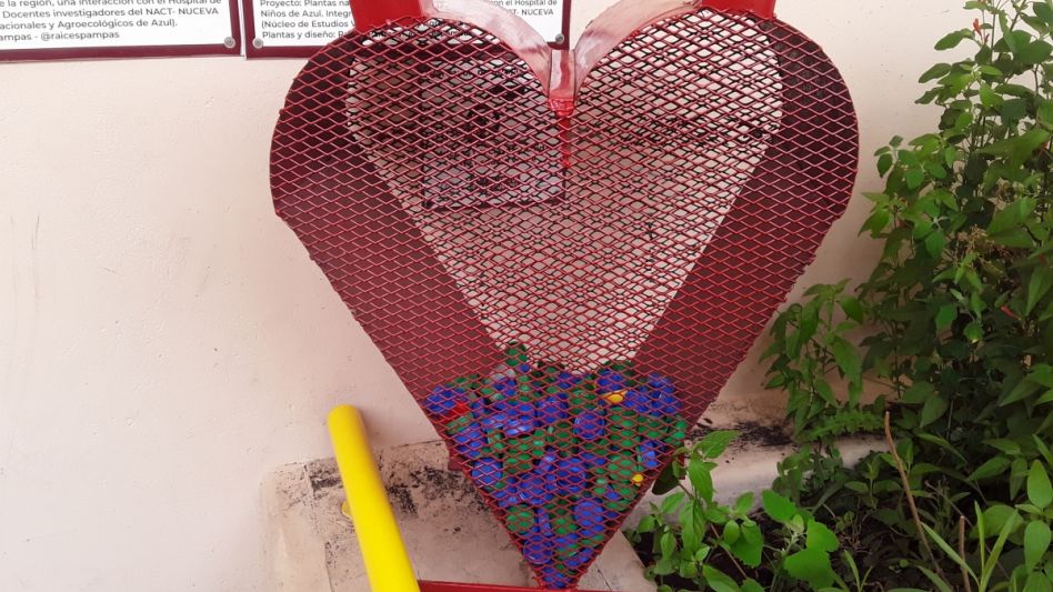 El corazón donde todos los vecinos pueden depositar sus tapitas y ayudar al cuidado del medio ambiente, además de colaborar con el Hospital Garrahan. FOTOS: AGUSTÍN SCALCINI