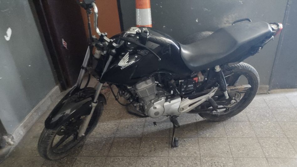 Una moto fue recuperada por la Policía. Se la sustrajeron ayer domingo a un joven. FOTO: SECCIONAL PRIMERA AZUL/PBA