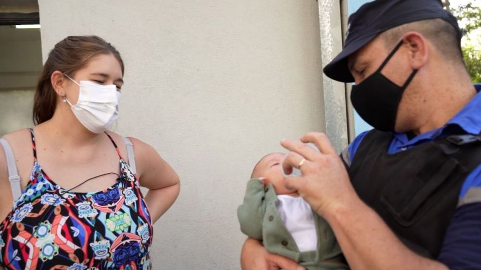Dos policías le salvaron la vida a un bebé con maniobras de RCP