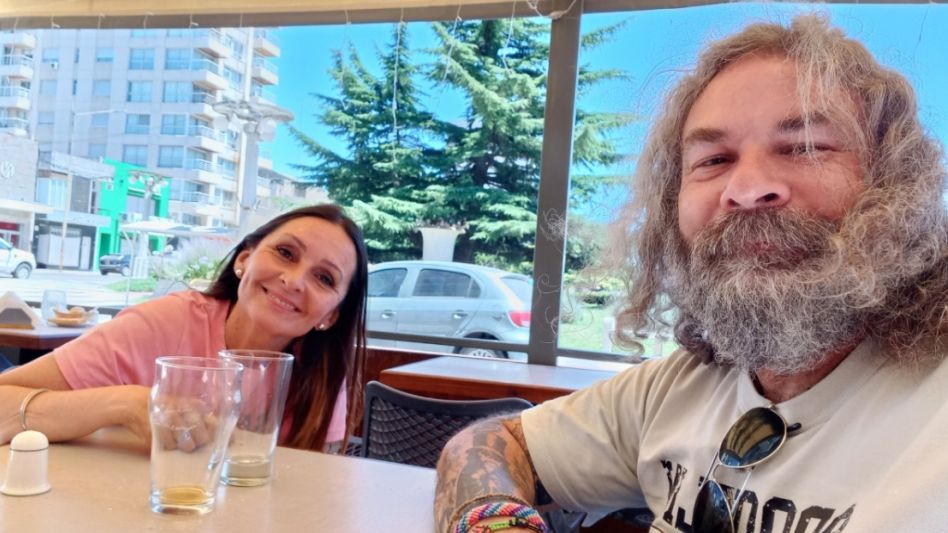 Mariela y Gustavo en un pub de Azul, recién llegados. FOTOS GENTILEZA GUSTAVO PITRAU
