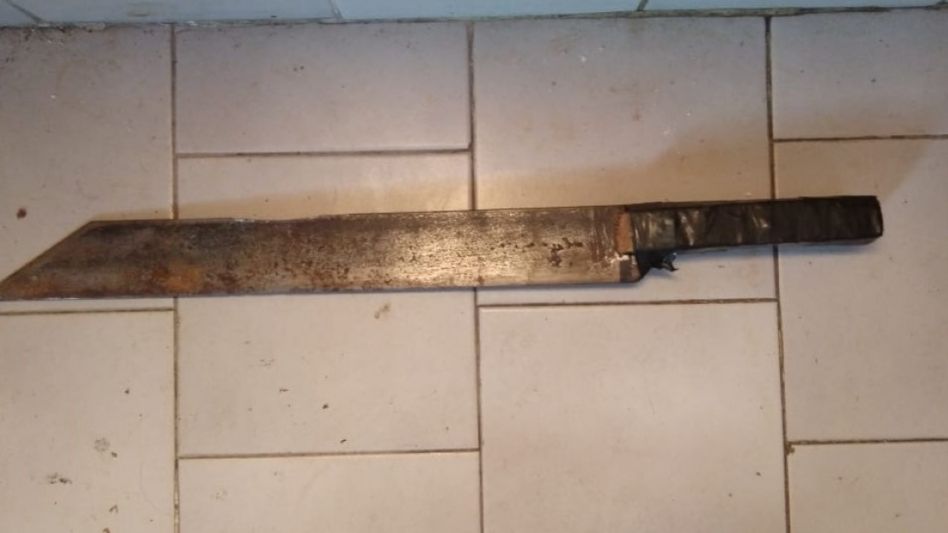 El machete secuestrado durante este procedimiento. Habría sido utilizado por un joven para amenazar de muerte a su padre. SECCIONAL PRIMERA AZUL/PBA