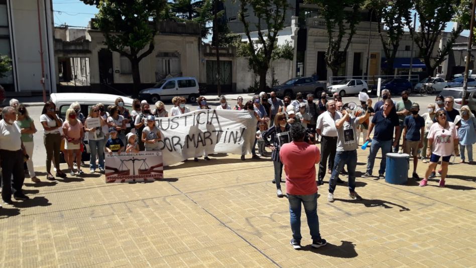 Las personas que protagonizaron la movilización, llevada a cabo este mediodía en los tribunales de Azul. FOTOS: NICOLÁS MURCIA