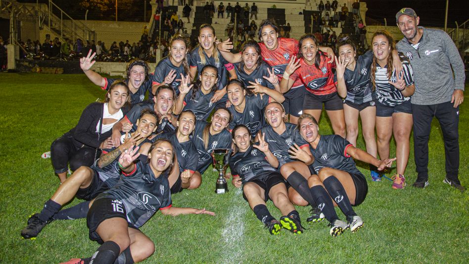 Por tercera vez, las chicas de Alumni se quedaron con el Torneo de Verano. Foto: Nacho Correa