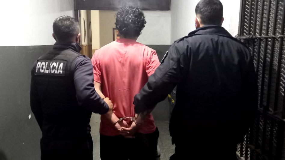 Intento de robo en la Clínica San Martín. Por el hecho arrestaron a un hombre que quiso sustraer medicamentos en ese centro de salud. FOTOS: EPDS AZUL/PBA