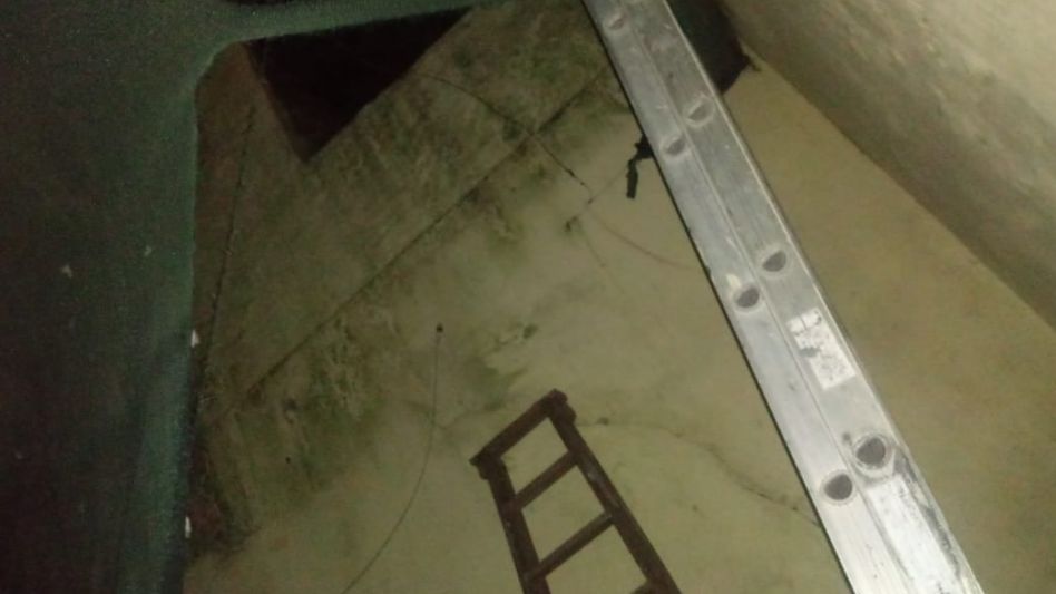 Con diferentes lesiones resultó un joven que cayó desde unos cinco metros de altura en su intención de colarse por los techos a un boliche. Está internado. FOTOS: EPDS AZUL/PBA
