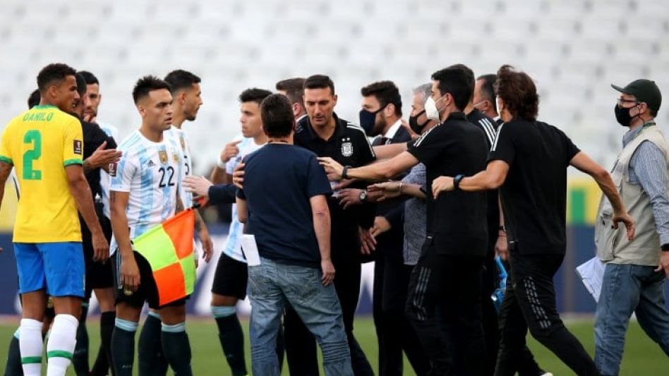 El momento en que un representante de la autoridad sanitria brasileña suspende el partido. Foto: gentileza DIB.