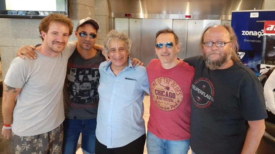 Dos postales de un post show que dio qué hablar. En la imagen de la izquierda ensayando para el espectáculo. En tanto en la derecha junto al Cain.  