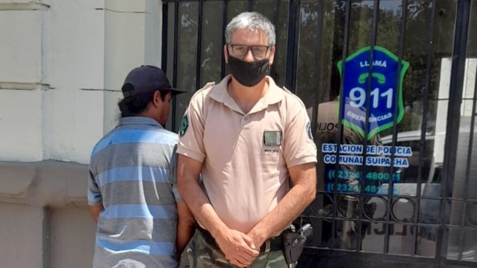 Uno de los acusados que tiene esta investigación penal. La imagen corresponde a cuando lo trasladaron a la comisaría con sede en la ciudad de Suipacha.  CPR AZUL/PBA