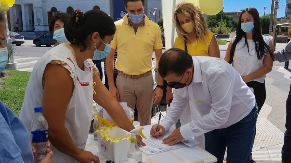  El Jefe Comunal instó a los vecinos de Azul a que se sumen y firmen el petitorio para que se apruebe en lo inmediato la Ley Oncológica Pediátrica.  PRENSA MUNICIPAL