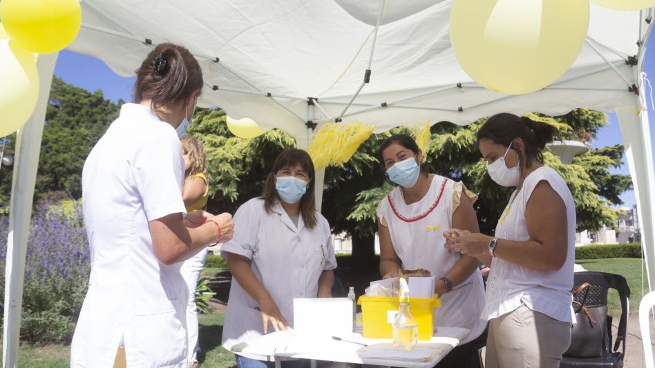 Las agentes de Atención Primaria de la Salud durante un tramo de la actividad realizada en la jornada de ayer en la plaza San Martín. NICOLAS MURCIA