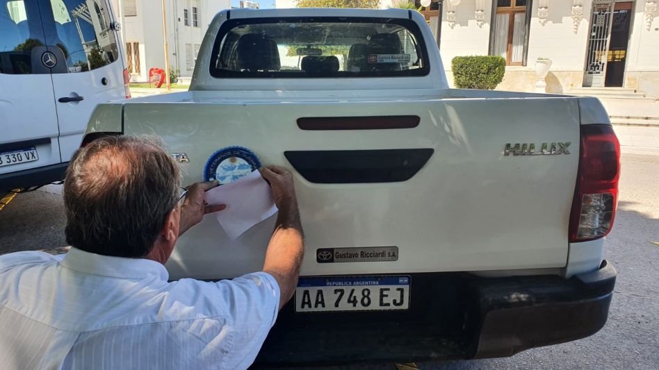 El lunes a la mañana el intendente Capra colocó, en forma simbólica, calcos en los vehículos municipales en conmemoración a la gesta de Malvinas. AGENCIA GENERAL ALVEAR/RAFAEL TORRES