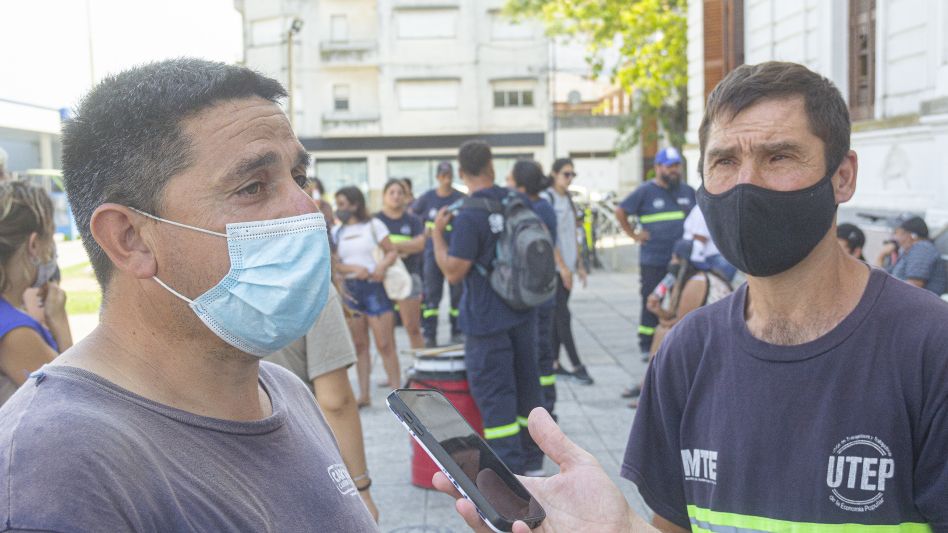 Dos de los integrantes de la cooperativa cartonera del MTE en el momento que dialogaron con este diario sobre su situación.