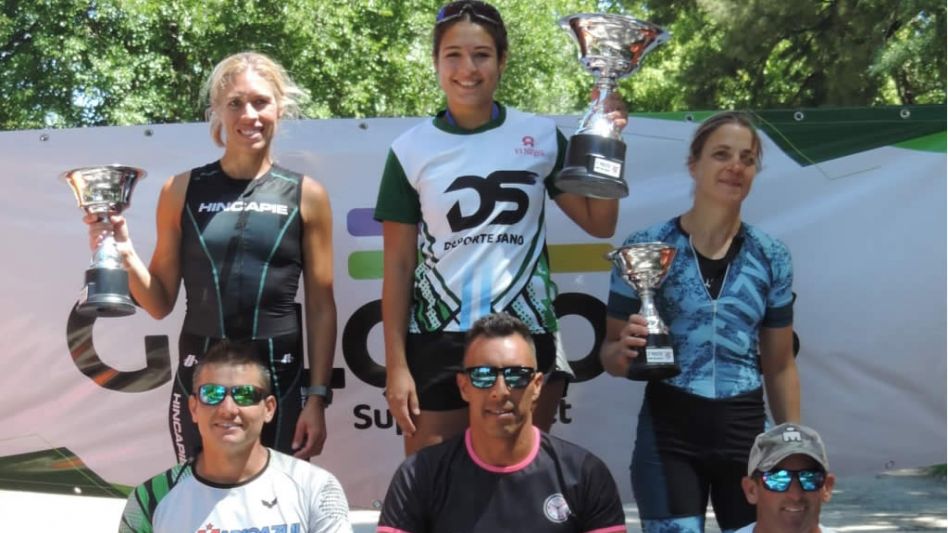 Eugenia Botto (arriba en el centro) y Lucas Martini (abajo a la izquierda) fueron los dos azuleños que hicieron podio en la general en el Triatlón Rural de Rauch. Foto: gentileza Mauricio Oruezábal.