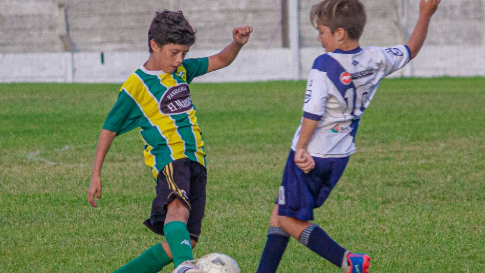 En un entretenido partido Cemento y Piazza igualaron en un tanto. Por ventaja deportiva la banda azul se clasificó a las semifinales de la Sub. 12. Foto: Nicolás Murcia.