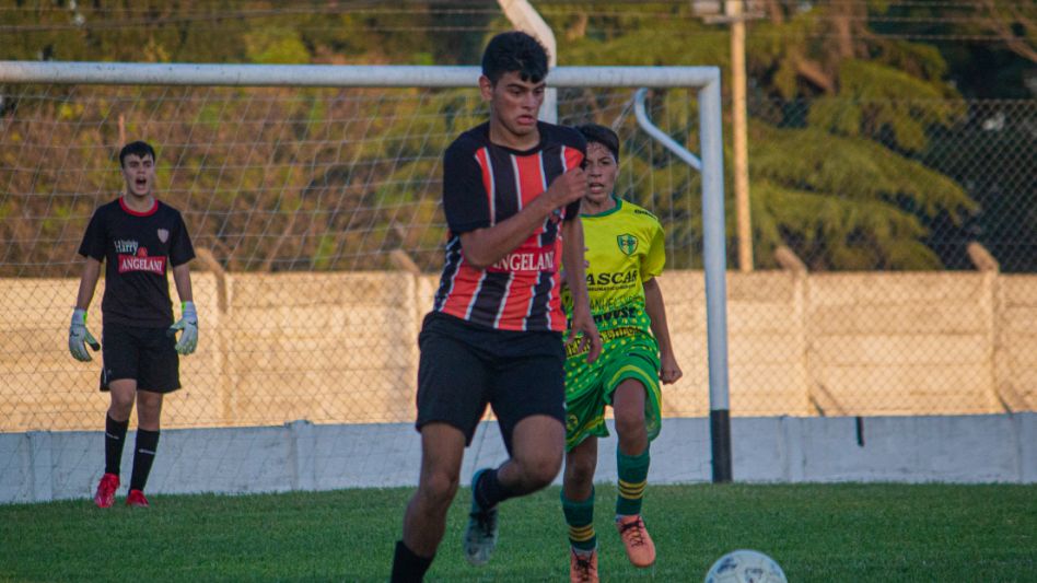 Chacarita superó al industrial por 5 a 0 y es uno de los 4 mejores equipos de la Sub. 16. Fotos: Nicolás Murcia.