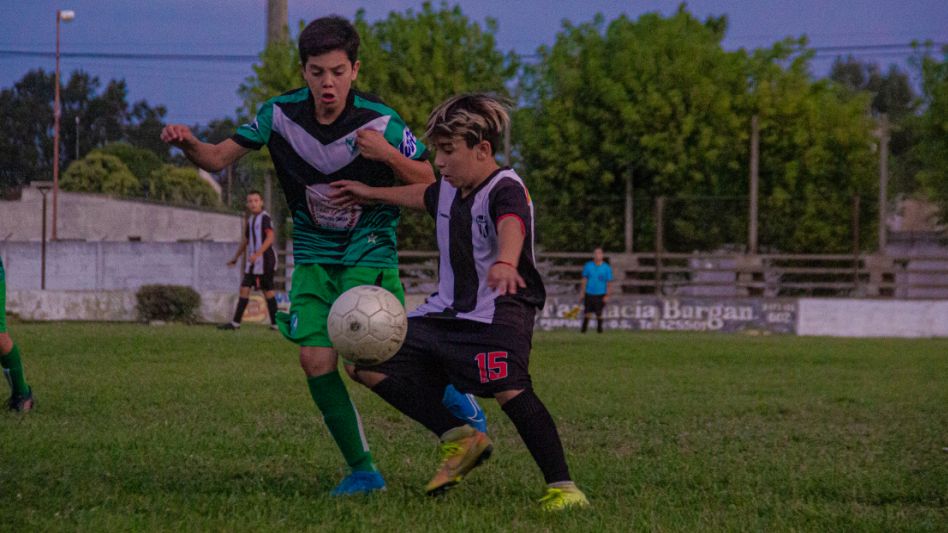 Alumni derrotó a Vélez por 2 a 0 y sigue en carrera por quedarse con el título de la divisional más chica. Foto: Nicolás Murcia.