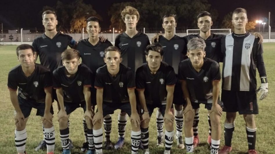 La Sub 20 de Alumni Azuleño que el lunes estará enfrentándose a Piazza por las semifinales del Torneo Nocturno. Foto: gentileza Alumni.