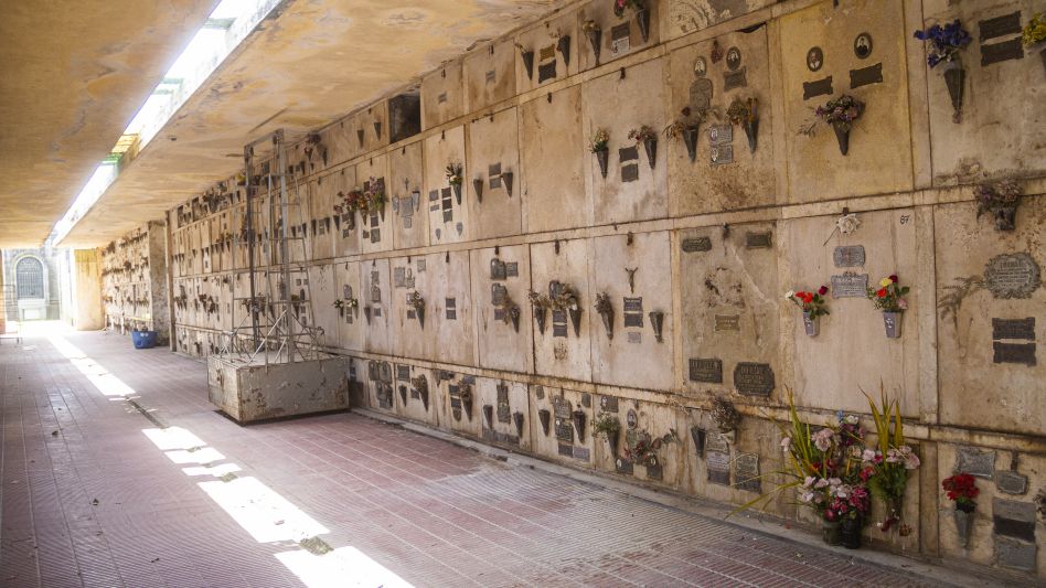 Los sectores de los nichos son también habitualmente saqueados por los delincuentes, quienes se apoderaran de todos los elementos de bronce que encuentran.