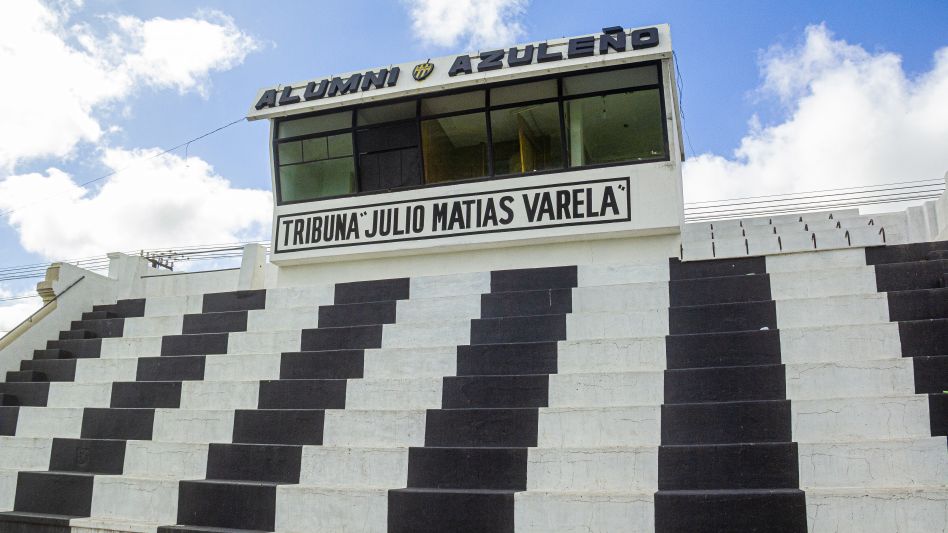 La centenaria tribuna del Emilio S. Puente que lleva su nombre, el merecido homenaje que le realizó Alumni al Maestro, que es identidad de ese club. Foto: Nicolás Murcia.
