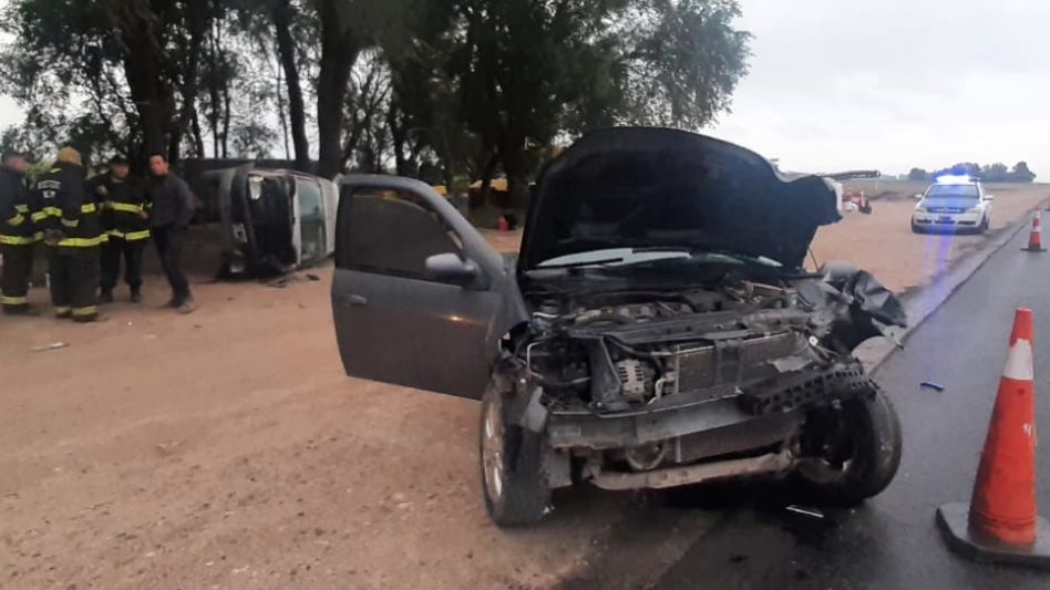 Una Partner y un Symbol, los rodados implicados en esta colisión. En un principio, los tres ocupantes de ambos vehículos habían sido hospitalizados. FOTOS: DESTACAMENTO BALNEARIO/PBA
