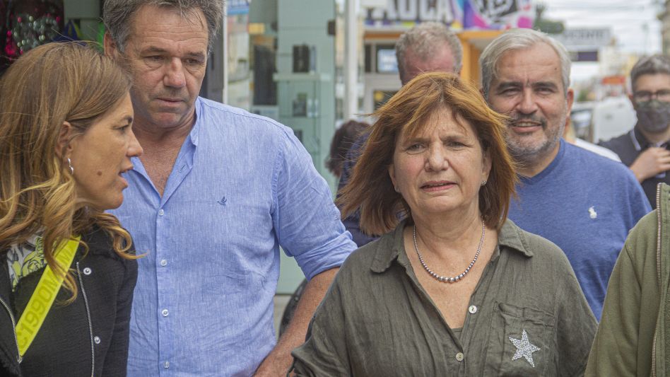 Patricia Bullrich junto al concejal del PRO e intendente interino de esta ciudad, Ramiro Ortiz, en un tramo del contacto que mantuvieron ayer con los medios locales.  NICOLAS MURCIA