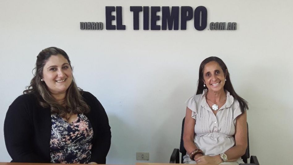 La encargada de la coordinación de la diplomatura, Giselle Oxoby junto a la directora de la misma, Mónica Seminara, cuando visitaron la redacción de este diario.    AGUSTÍN SCALCINI