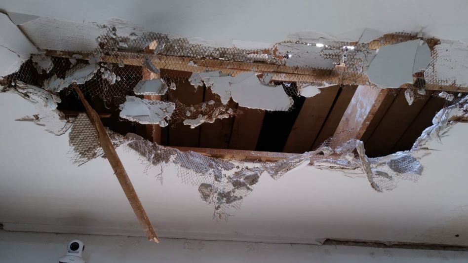 El hueco en el techo del comercio que hizo el delincuente para llevar a cabo este ilícito. FOTOS GENTILEZA: CRISTINA DI PASCUALE