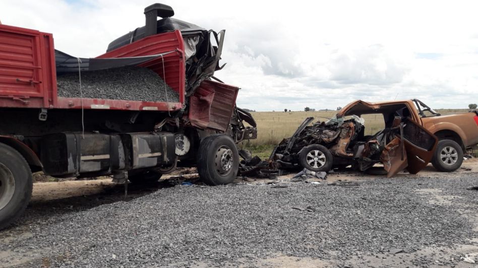 Choque entre dos camiones y una camioneta